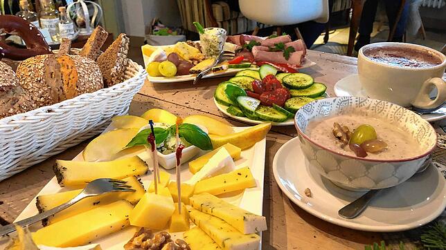 SÜDKURIER-Frühstückstest im &bdquo;Fachwerk 11&ldquo; in Salem-Stefansfeld. Auf dem Tisch stehen unter anderem ein fleischiges und ein ...