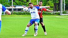 Heimsieg für den Trainer: Martin Griesser (vorn, gegen den Bad Säckinger Alessio Vella) leitete beim letzten Heimspiel von Thomas ...