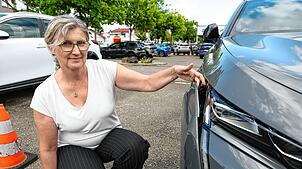 Michaela Reule-Dorell zeigt den Schaden an der Stoßstange eines Neuwagens an: Gleich drei Fahrzeuge wurden in der vergangenen Woche auf ...