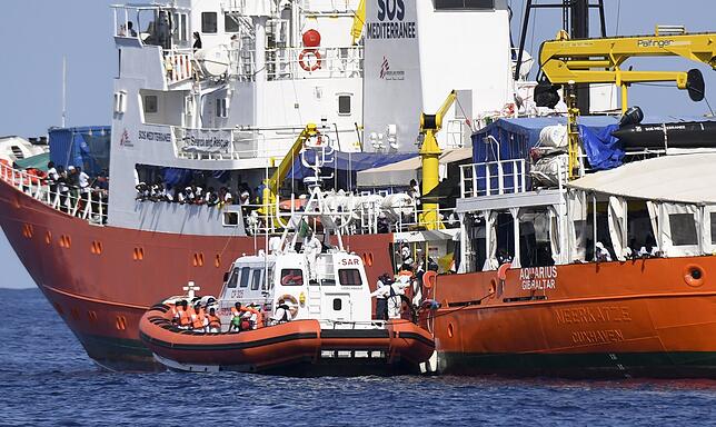 Im Juni 2016 sperrte Italien zum ersten Mal seine Häfen für Seenotretter. Erstes betroffenes Schiff war die „Aquarius“ von ...