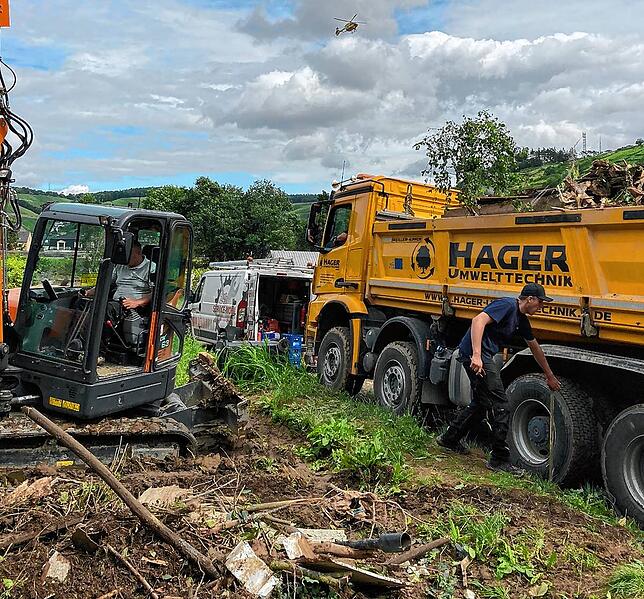 Die Gruppe der Meßkircher Freiwilligen Feuerwehr sind mit Baggern und einem Lkw gekommen, um das schlimmste Chaos zu entfernen.