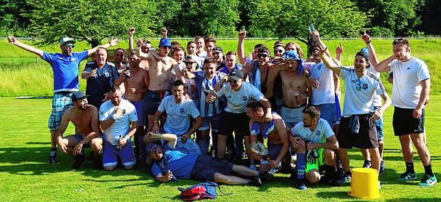 Bild 5: SV Karsau schießt sich mit 14:0 bei der Spvgg. Utzenfeld zum Titel &ndash; und wir haben Bilder!