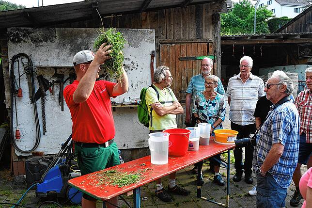 Landwirt Stefan Leichenauer erklärt den Besuchern, was seine Bullen und Ochsen zu fressen bekommen – unter anderem 100 bis 150 ...
