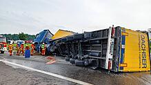 Am früher Samstagmorgen kippte ein vollbeladener Lastzug auf der A81 in Höhe der Raststätten Hegau um.