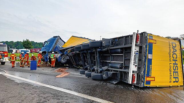 Am früher Samstagmorgen kippte ein vollbeladener Lastzug auf der A81 in Höhe der Raststätten Hegau um.