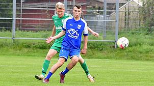 Matchwinner: Max Keller (vorn auf dem Archivfoto gegen Philipp Kunzelmann vom SV Waldhaus) traf in der Schlussphase auf Vorlage seines ...