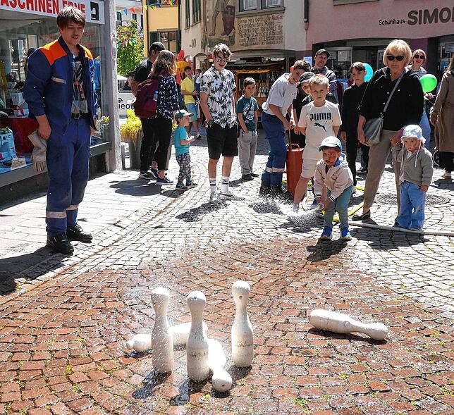 Wasser marsch heißt es bei der Jugendfeuerwehr Waldshut-Tiengen – mit dem Strahl bringt der kleine Emil die Kegel zu Fall.