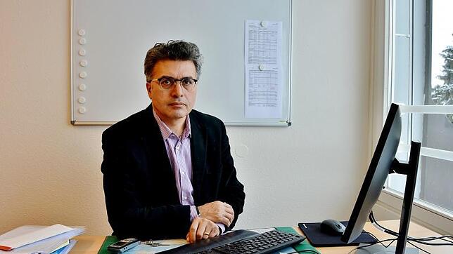 Jan Ilhan Kizilhan an seinem Schreibtisch in der Donaueschinger Klinik am Vogelsang: Er ist Professor an der Dualen Hochschule ...