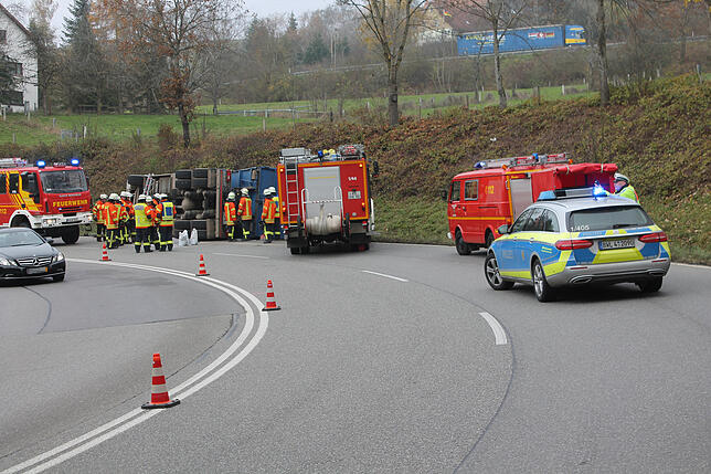 Bild 3: Bilder vom Unfall: Umgekippter Lastwagen am Randenaufstieg der B 314