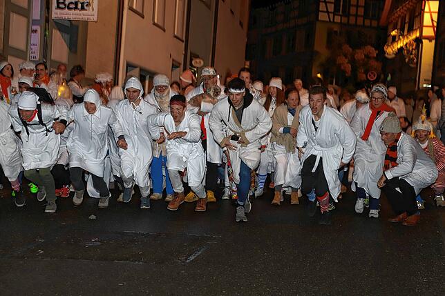 In weiß gekleidete Narren beim Hemdglonkerumzug 2019.