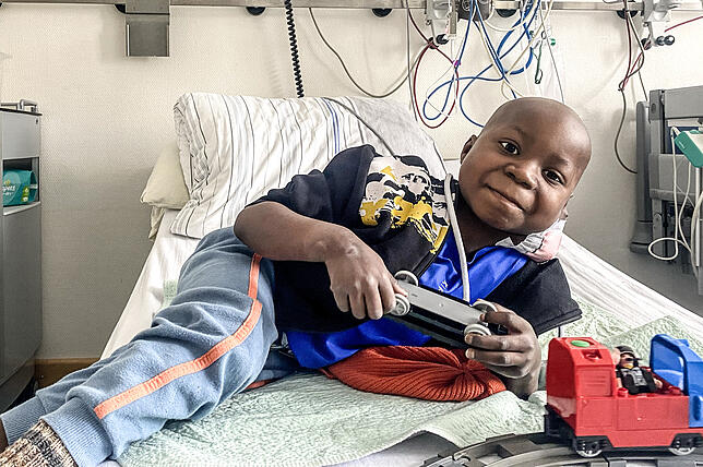 Daniel beim Spielen in seinem Krankenhausbett. Die Geschwulst am Hals des Kindes hat nach mehreren Chemotherapien inzwischen noch ...