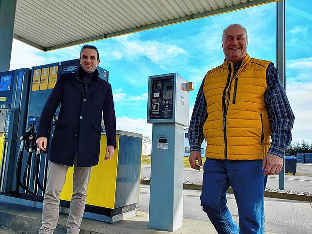 Michael Heilig (links) und Jürgen Bommer von der Bommer GmbH freuen sich, ab Mai ihre zweite eigene Automatentankstelle zu eröffnen.