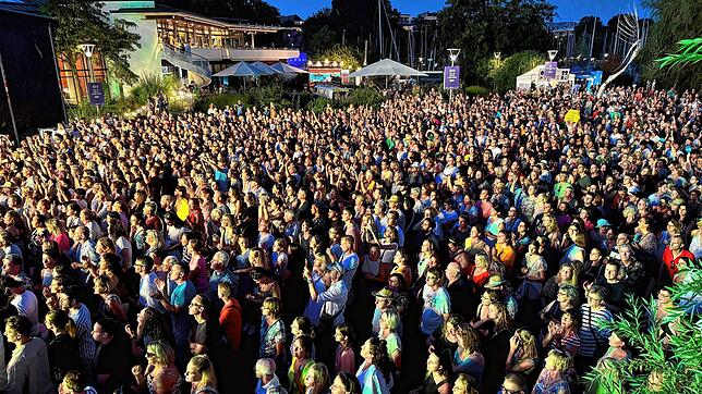 Bild 2: Alvaro Soler in Friedrichshafen: Konzert begeistert Besucher am Seeufer (Teil 1)