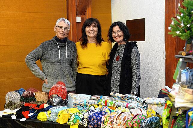 Anke Nembach, Ursula Hübler und Gesine Wabra (von links) verkaufen Handgemachtes an ihrem Stand im Bürgersaal.