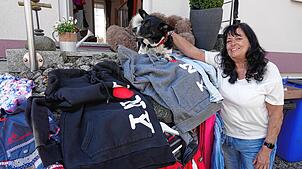 Auch Maxi Schneider nahm am Niederwihler Dorfflohmarkt teil – gut bewacht von ihrer Hündin Millie. Foto: Peter Schütz