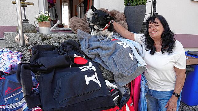 Auch Maxi Schneider nahm am Niederwihler Dorfflohmarkt teil – gut bewacht von ihrer Hündin Millie. Foto: Peter Schütz