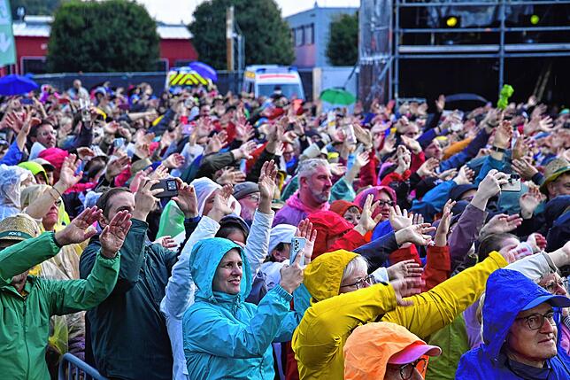 Der Regen stört nicht beim Konzert von Rea Garvey. Die 3500 Zuschauer feiern in bunten Regenjacken eine ausgelassene Party mit dem ...