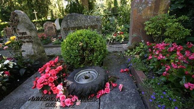 Gasexplosion auf dem Städtischen Friedhof in Überlingen.Auf einem Wagen standen zwei Gasflaschen, eine explodierte, die andere wurde ...