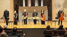 Das Sestetto Stradivari mit den Geigern David Romano (von links) und Marlène Prodigo, den Bratschisten Raffaele Mallozzi und David ...