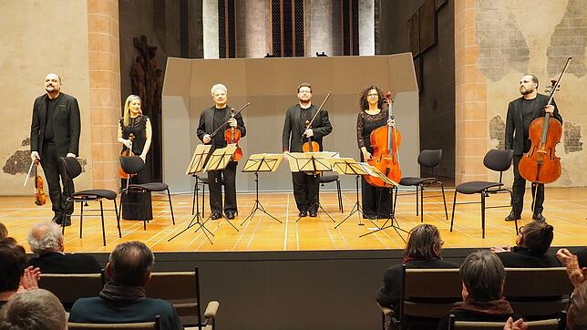 Das Sestetto Stradivari mit den Geigern David Romano (von links) und Marlène Prodigo, den Bratschisten Raffaele Mallozzi und David ...