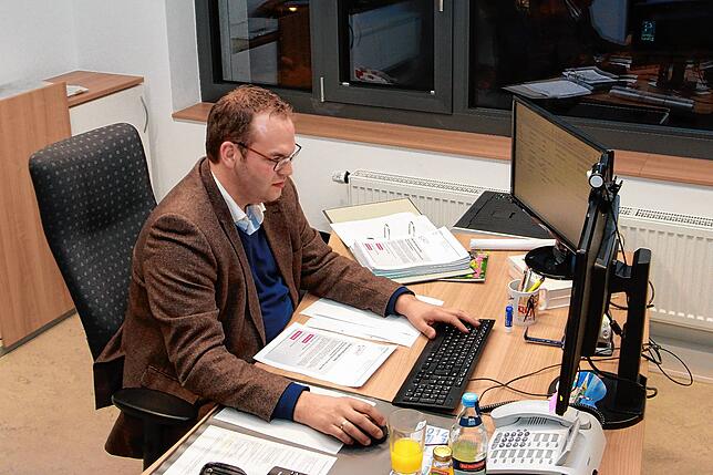Bis gegen halb eins sitzt Andreas Braun in dieser Nacht weiter in seinem Büro im Unterkirnacher Rathaus. Jetzt bucht er noch alle ...