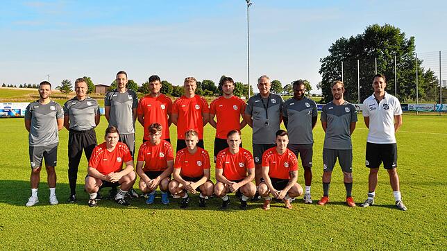 Der SV Aasen geht mit einem großen Trainerstab sowie zahlreichen Neuzugängen in die neue Saison. Stehend von links: Johannes Gilli, ...