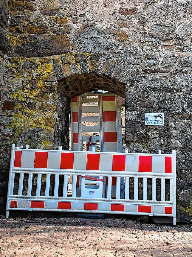 Der Weg durch die Stadtmauer ist zu.