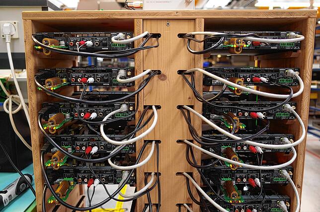 In diesem Regal werden Verstärker für das Multiroom-System vor der Auslieferung getestet.