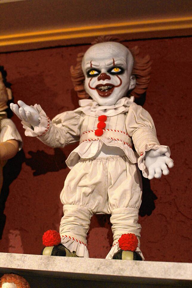 Der Clown Pennywise aus der Neu-Verfilmung des Stephen King-Romans „Es“ steht gleich in verschiedenen Formen in Oliver ...