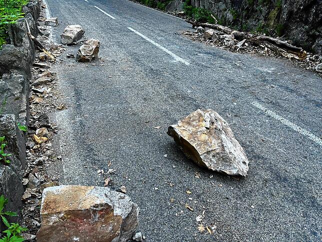 Die Felsen sind aus einer Höhe von 45 Metern auf die Straße gestürzt.