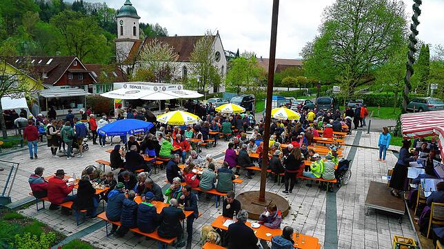 Trotz kritischer Wetterprognosen platzte der Dorfplatz in Deggenhausen beim Maifest des Musikvereins Deggenhausen-Lellwangen um die ...