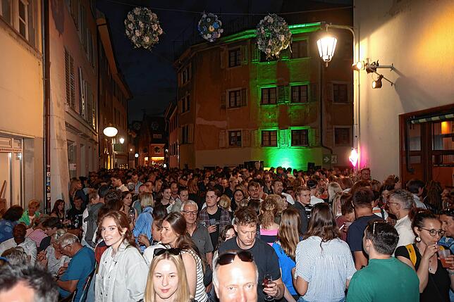 Bild 3: Der erste Gassenfreitag 2025 sorgt für einen Besucheransturm in der Niederburg