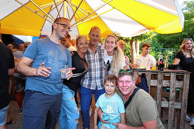 Bild 39: Feierlaune mit der Gretle-Band beim Dettinger Dorffest - hier gibt’s die schönsten Bilder