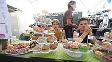 Bunte Muffins am Stand der Waldorfschule: Lois Rehfeldt, Stephan Werth und Noah Wohlfahrt (von links) freuen sich auf Kundschaft.