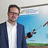 Zweckverband Geschäftsführer Jochen Cabanis steht vor einer Infotafel zum Breitbandausbau mit Glasfaser. Bild: Jens Fröhlich