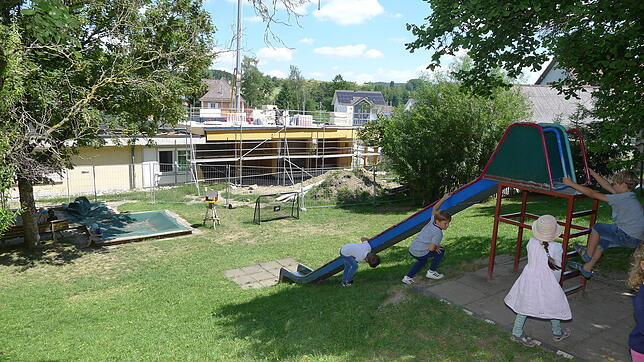 In der jüngsten Gemeinderatssitzung wurden zahlreiche Gewerke für den Kindergartenanbau in Untersiggingen vergeben. Die Baustelle macht ...