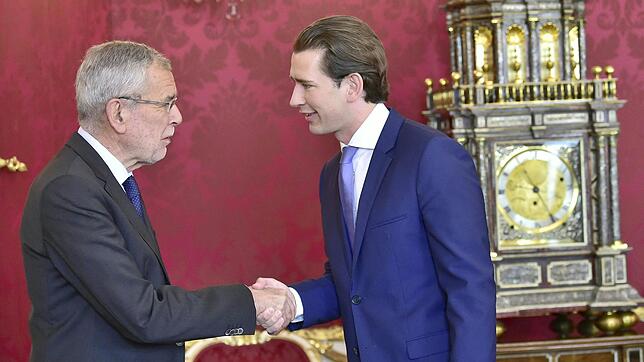 Alexander Van der Bellen (l), Bundespräsident von Österreich, empfängt Sebastian Kurz, Bundeskanzler von Österreich, zu einem Gespräch ...