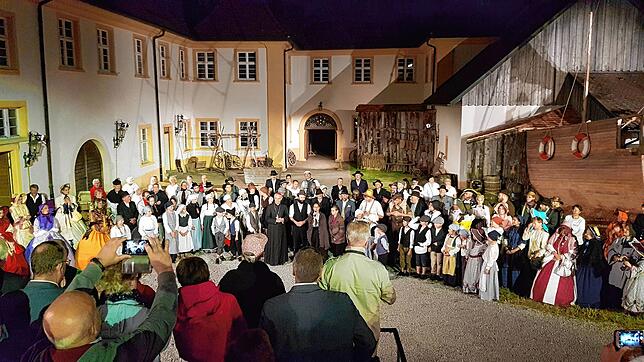 Bei der Premiere von &bdquo;Zwischen den Welten&ldquo; 2019 mit Schirmherr Erzbischof Georg Gänswein präsentierten sich die ...
