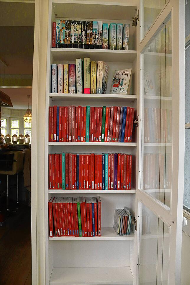 Ein ganzer Bücherschrank voll mit ihren eigenen Werken, jeweils der Erstausgabe. Insgesamt wurden Bücher von Eva-Maria Bast mit einer ...