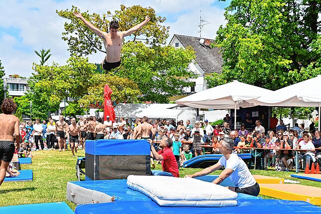 Bild 8: Bilder vom Hafenfest-Sonntag mit Turn-Show, Bürgermeister-Mutprobe und Flohmarkt (1)