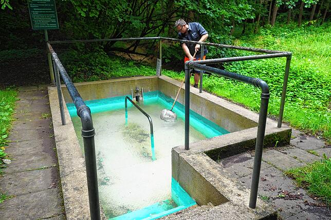 Nicht nur die Brunnen brauchen Pflege, sondern auch das Wassertretbecken bei Talmühle.