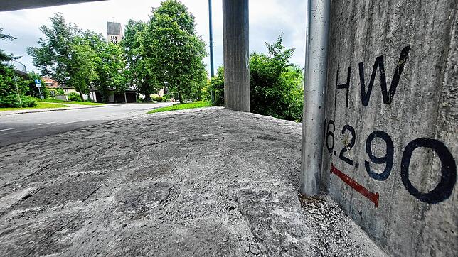 Die Marke am Brückenpfeiler in der Hermann-Fischer-Allee zeigt es an: So hoch stand hier das Wasser der Brigach am 16. Februar 1990. ...