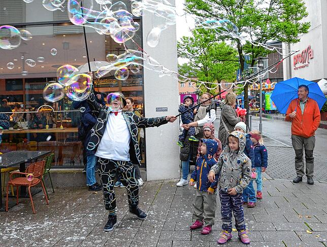 Über Seifenblasen von Klausi Klücklich freuen sich die Kinder auch im Regen.