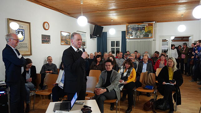 Der Info-Abend zum geplanten Windpark Brand in Tengen stieß im Bürgerhaus des Nachbarorts Stetten auf großes Interesse. Engens ...