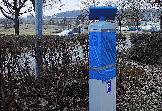 Autofahrers Liebling: Der Parkscheinautomat ist aktuell noch verhüllt, hier beim Strandbad Wallhausen.