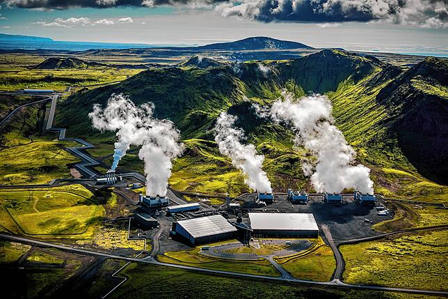Dampf steigt vom Thermalkarftwerk Hellisheidi auf. Auf dem Gelände seht eine Anlage der Firma Climeworks, die der Luft CO2 entziehen kann.