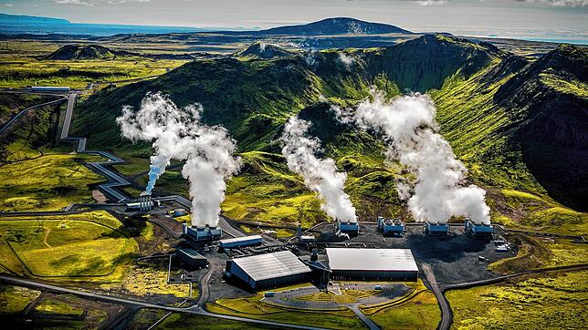 Dampf steigt vom Thermalkarftwerk Hellisheidi auf. Auf dem Gelände seht eine Anlage der Firma Climeworks, die der Luft CO2 entziehen kann.