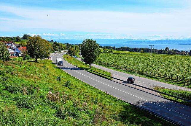 Die B&nbsp;31-alt im Süden von Stetten führt quer durch die Gemarkung. Laut Planung wird die Vorzugstrasse B1 ebenfalls hier ...