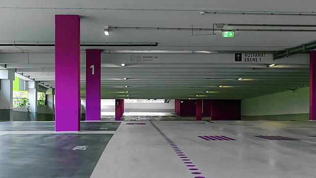 Bei einem Rundgang durch das Parkhaus am Dienstagnachmittag waren die Stellplätze &ndash; bis auf ein Auto in Ebene 0 &ndash; komplett leer.