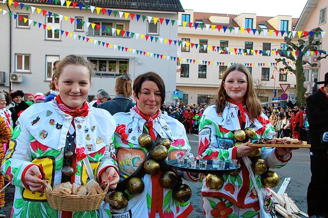 Bild 6: Fasnachts-Auswerfen und Narrenbaumstellen: Bilder des Hochrhein Narrentreffens in Tiengen (Teil 3)
